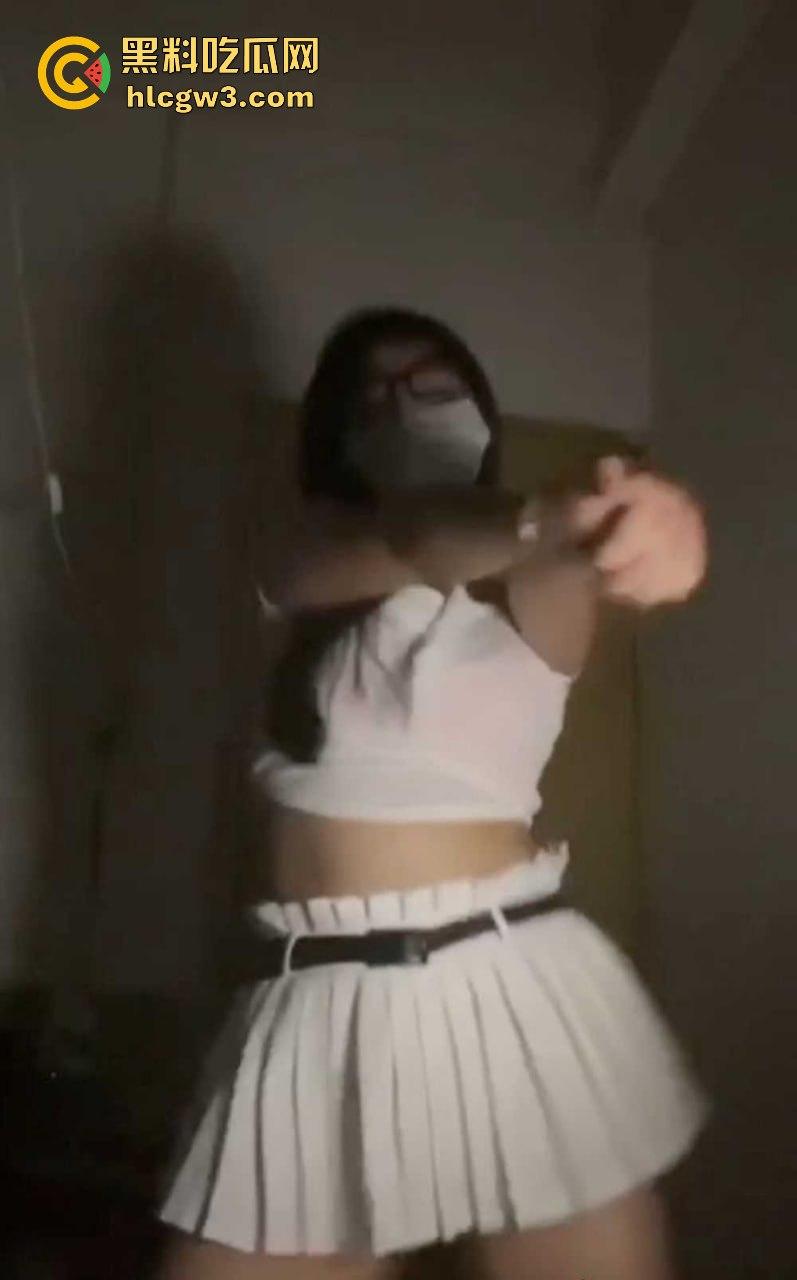 福建漳州职校蜜桃臀反差婊【黄佳怡】 骚气自拍加约炮视频曝光，这骚货反差大到离谱！-2