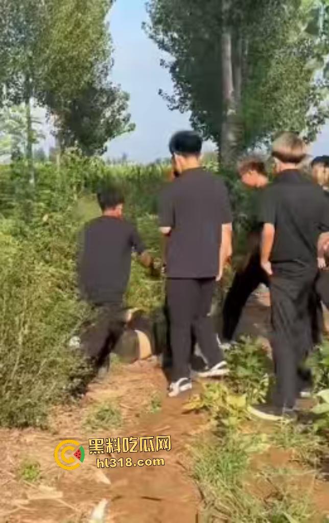 河北邢台精神小伙们因男生考试不给抄答案直接拉到树林旁暴揍,一旁拍照女生还说好帅啊!-3