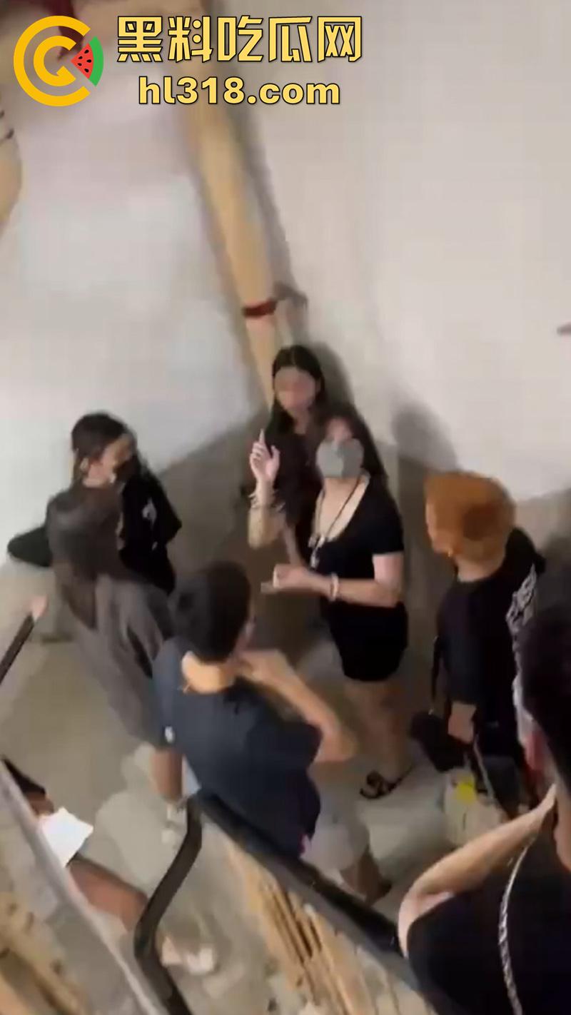广西清纯小美女遭霸凌，被几个精神小妹，携带黄毛围堵走廊，各种语言嘲讽和扇嘴巴，还录视频炫耀！-2